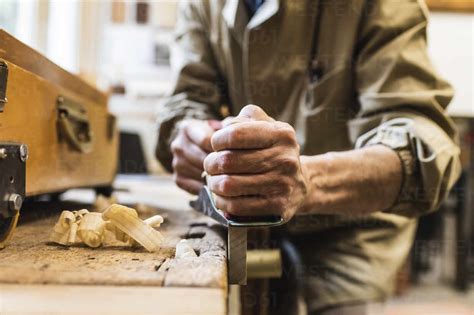 Lterer M Nnlicher Handwerker S Gt Holz In Der Werkstatt Lizenzfreies