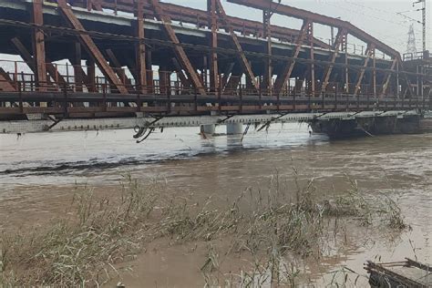 Yamuna Yamuna Again Flowing Above Danger Mark In Delhi