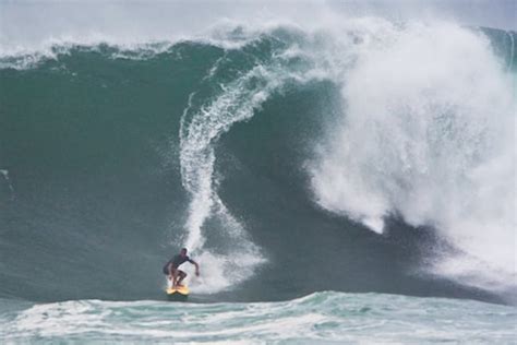 Massive Waves Arrive On Oahus North Shore 50 Foot Surf Expected Today