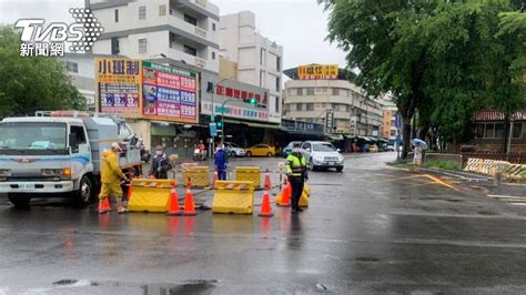 雨彈炸高雄！人孔蓋變「間歇泉」 柏油路扛不住爆了 Tvbs Line Today