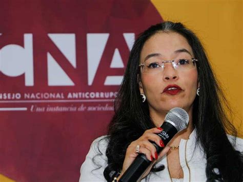 Por amenazas, trasciende salida del país de Gabriela Castellanos