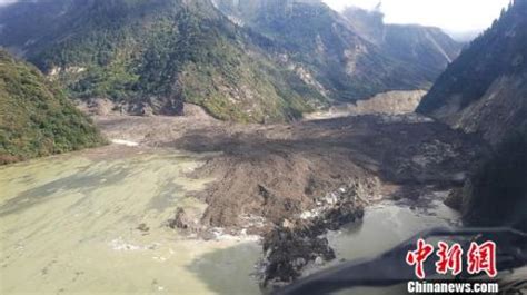 西藏雅鲁藏布江堰塞湖坝体开始过流 水位下降雅鲁藏布江堰塞湖新浪新闻