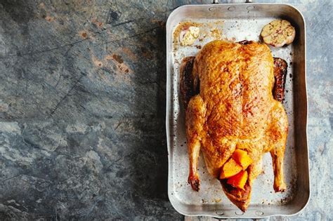 Canard R Ti Au Four Avec Des L Gumes Sur Une Po Le Sur Fond De Pierre