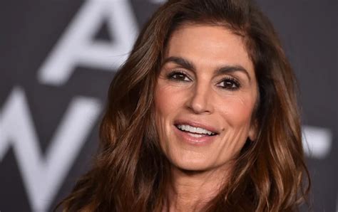 A los 58 años Cindy Crawford está causando sensación en Internet con un diminuto bikini