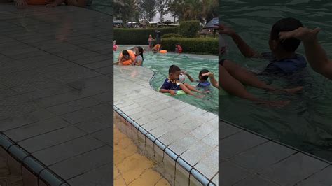 Viral Anak Kecil Belajar Berenang Youtube