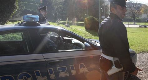 Si Getta Nel Vuoto Dal Quarto Piano Per Sfuggire Al Controllo Della Polizia