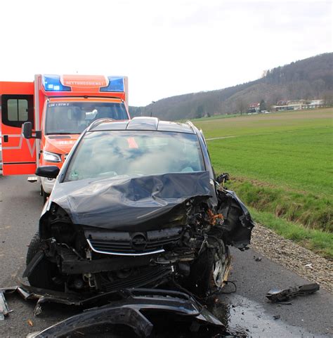 POL MI Auto Prallt Gegen Baum Presseportal