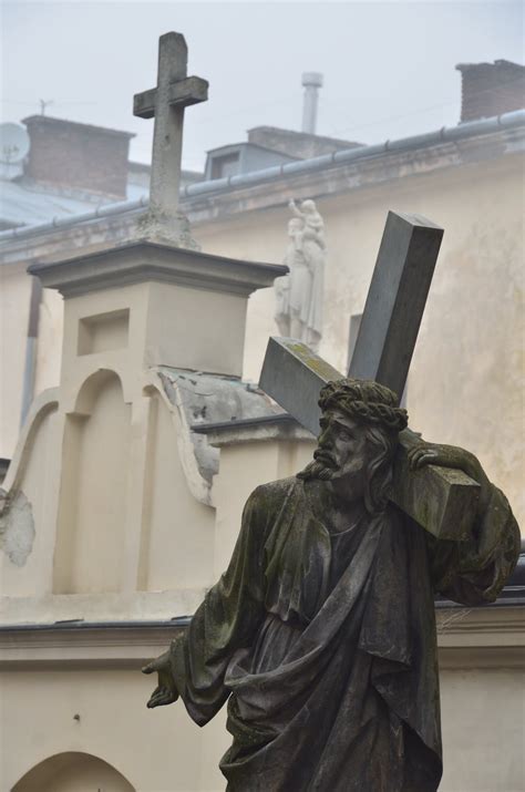 Close-up of a Sculpture of Jesus Christ Carrying a Cross · Free Stock Photo