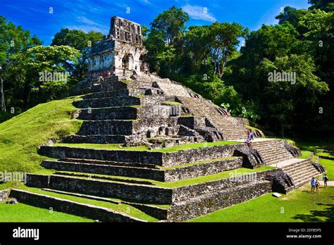 Los Turistas En Antiguas Ruinas De Un Templo El Templo De La Cruz