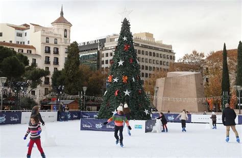 La Navidad es para deslizarse por la pista de hielo de Colón y las del