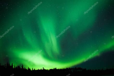 Luces Boreales Verdes Intensas Aurora Boreal En El Cielo Nocturno Con