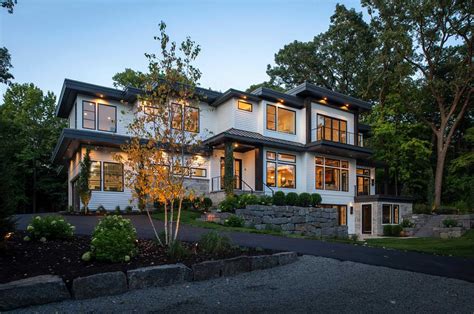 This Minnesota lake house celebrates its spectacular wooded surroundings