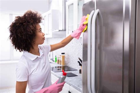 Cómo limpiar el refrigerador por dentro y por fuera