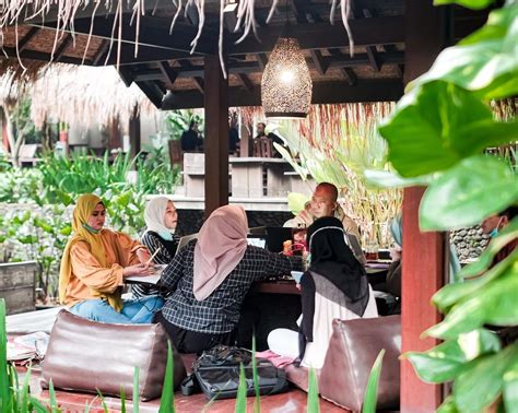 10 Pilihan Tempat Makan Di Bandung Untuk Keluarga Dengan Menu