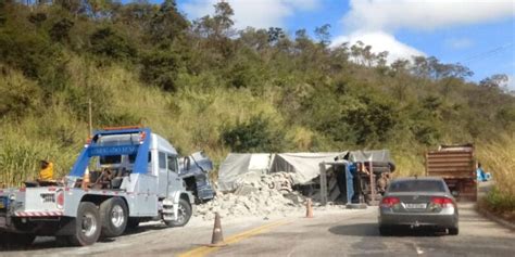 Carreta e caminhão batem de frente e causa congestionamento na BR 381