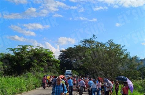 Bloquean Padres Carretera En El Ocotito Exigen A La Seg Un Maestro De