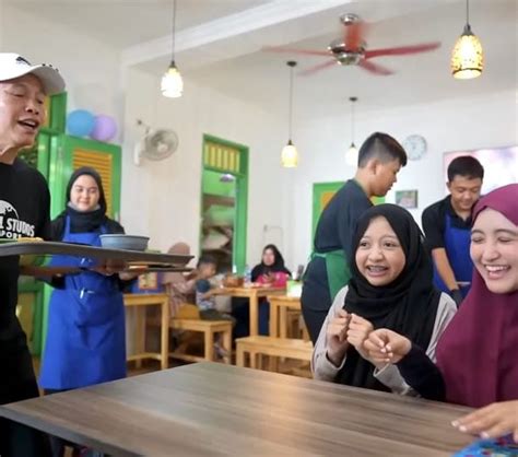 Potret Warung Makan Ayah Ayu Ting Ting Usung Tema Ala Betawi Tempatnya