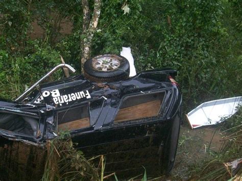 G Carro Funer Rio Que Levava Morto Em Acidente De Tr Nsito Bate Em