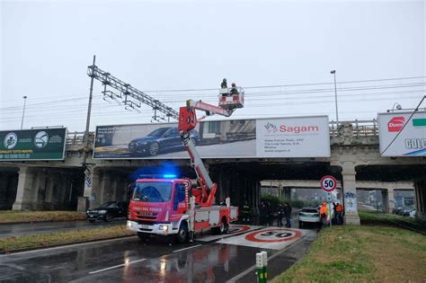 Cadono Calcinacci Da Cavalcavia Chiusa Al Traffico Parte Di Viale