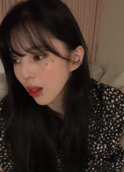 Potret Han So Hee Saat Pamer Piercing Di Wajah Saat Live