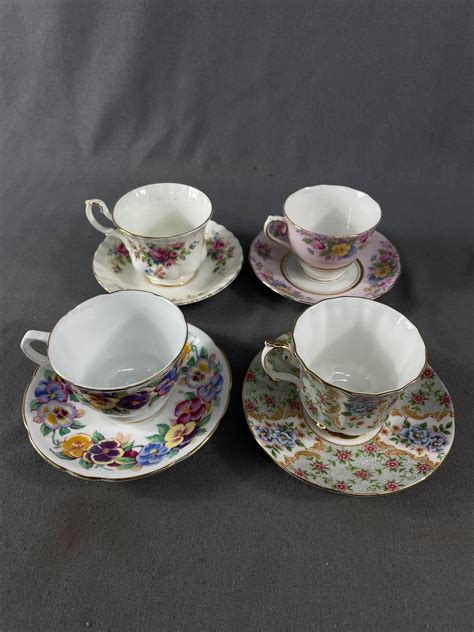 Set Of 4 Pretty Vintage Fine Bone China Cups & Saucers Made In England