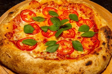 Pizza Italiana Tradicional Vera Margherita Con Mozzarella Y Albahaca