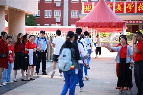 海淀警方开启中考护航模式，提供加急办理居民身份证绿色通道考点考生周边