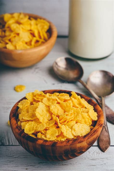 Corn Flakes In Der Schüssel Mit Milch Stockfoto Bild von