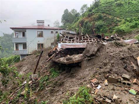 Eve toprak dolunca çıkamadık Rize de sel ve heyelan Yol çöktü evler