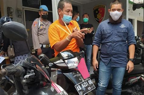 Nyamar Jadi Ojol Lelaki Ini Gasak Motor Di Parkiran Masjid