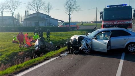 Schianto Sulla Provinciale A Ragazzola Auto Nel Fosso Un Morto E Un