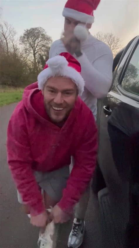 HOT MEN CHANGING OUTSIDE ThisVid