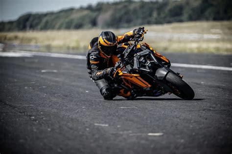 KTM Révèle ses Monstres de Route La Super Duke 1390 R et la Super