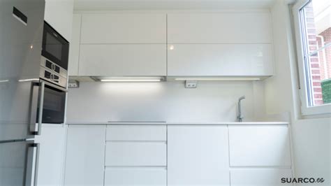 Cocina pequeña blanca en forma de L Modern Kitchen Other by