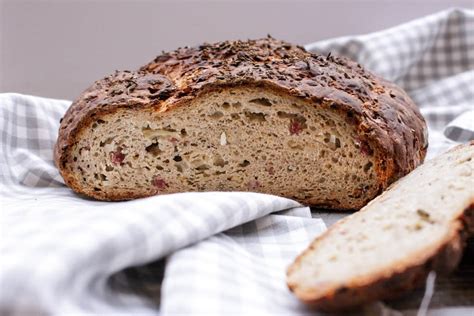 Gew Rz Brot Mit Ziebeln Speck Und K Se Foodundco De