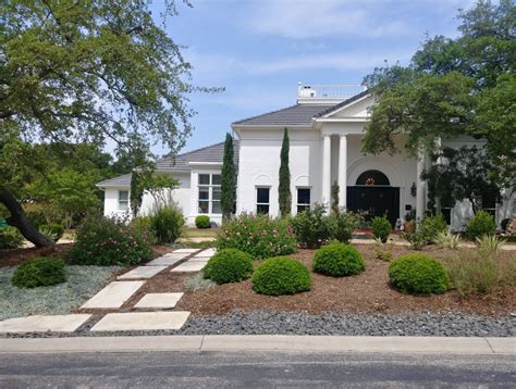 Grand Home With White Painted Brick Exterior Klassisch H User