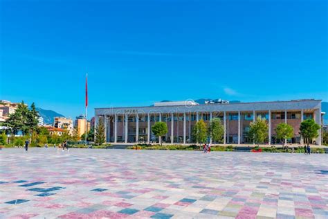 Vista Del Palacio De La Cultura En La Plaza Skanderbeg En Tirana