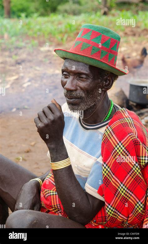 Parque Nacional Mago Etiopía África anciano de 70 años de edad en el