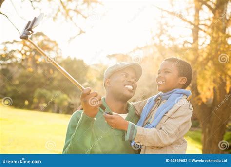 Pai Novo E Seu Filho Que Tomam Selfies Foto De Stock Imagem De Adulto