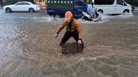 雨彈狂炸還打雷！林口道路積黃泥水 部分號誌燈故障 Yahoo奇摩汽車機車