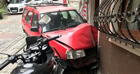 İstanbulda faciadan dönüldü Freni tutmayan araç doğal gaz kutusuna