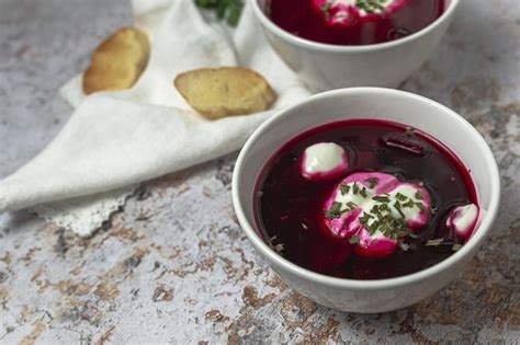 Sopa tradicional de borscht rojo nacional ucraniano y ruso en un tazón