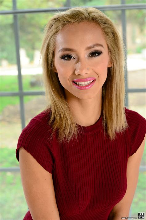 Blonde Latina Veronica Orozco Shows Her Nude Body 12 Photos