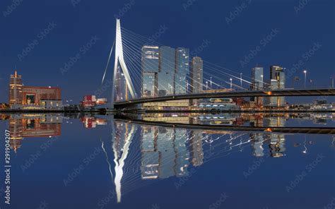 Erasmusbr Cke Rotterdam Skyline Spiegelung Stock Adobe Stock