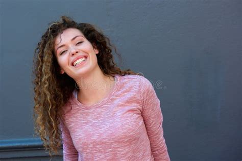 Fille De L Adolescence De Sourire D Isolement Sur Le Fond Gris Image