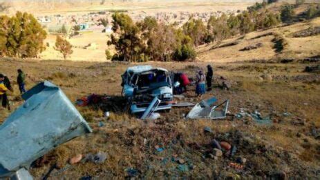 Un minibús se embarranca en la carretera a Escoma y deja varios heridos