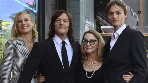 Norman Reedus The Walking Dead Star Mit Frau Und Sohn Auf Rotem Teppich