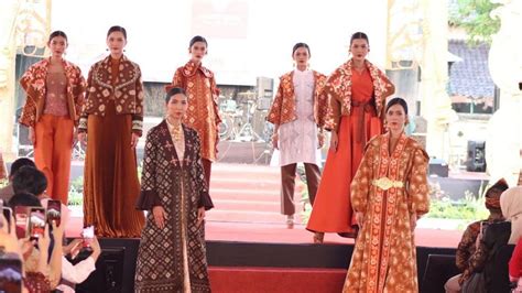 Fashion Show Gambo Muba Pukau Pengunjung Expo Hut Ke Dekranas Tahun