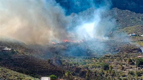 El incendio en San Bartolomé de Tirajana controlado durante la tarde