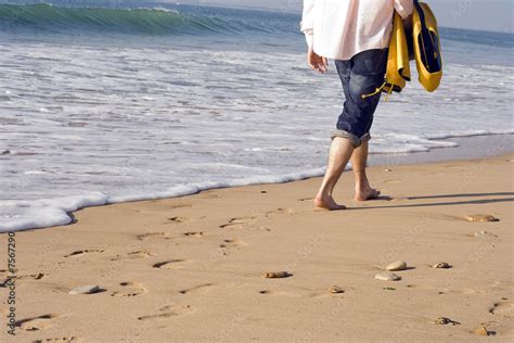 Se Promener Sur La Plage Stock Photo Adobe Stock